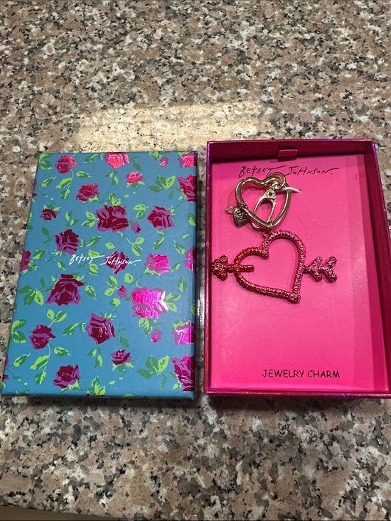 Betsey Johnson Accessories - Betsey Johnson Gold & Pink Glitter Heart Arrow Keychain Charm